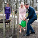 Kronprinsparet plantet et eiketre i parken som omkranser Presidentpalasset. Foto: Lise Åserud, NTB scanpix